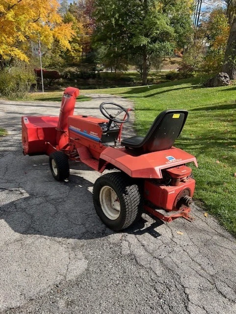 Tractor de césped a gas Gravely 8199-KT 19 HP, con 48 soplador de nieve y 60 plataforma cortacésped Foto 2 de 4