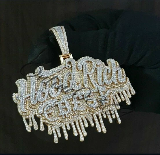 Colgante de placa con nombre clásico de moissanita real de 3,6 quilates enchapado en oro amarillo plateado Foto 2 de 4