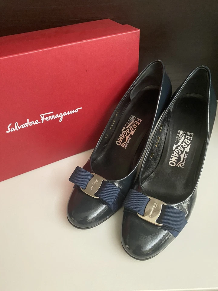 Zapatos de salón Salvatore Ferragamo azul marino Carla clásicos charol tacón con moño 7,5 8 cm Foto 2 de 4