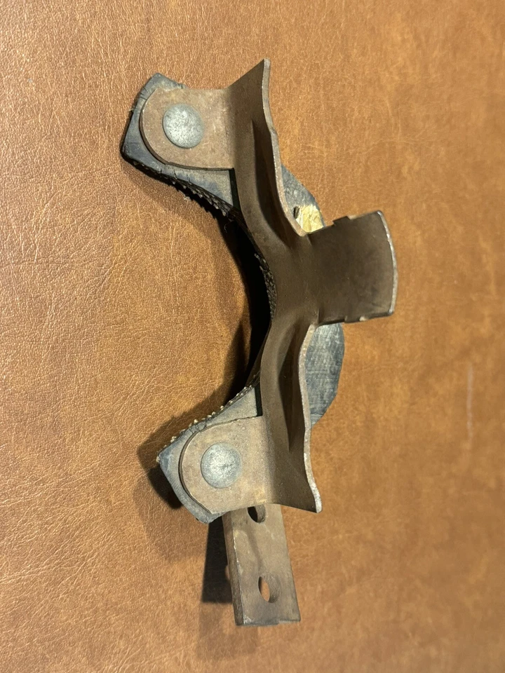 NOS FORD B7A-5261-H 1957 MODELO CABIDE DE ESCAPE SEDÃ ENTREGA VAGÃO FAIRLANE - Imagem 2 de 4