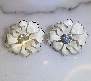 Vtg FRANCOIS by CORO White Enameled Flowers Clipon Earrings Set Signed 1950s L12