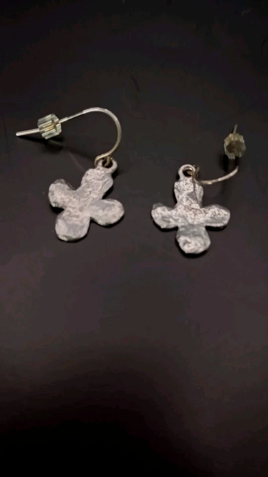 Pendientes cruzados de peltre martillado perforados pequeños 1/2 X 1/2 pulgada Foto 2 de 4