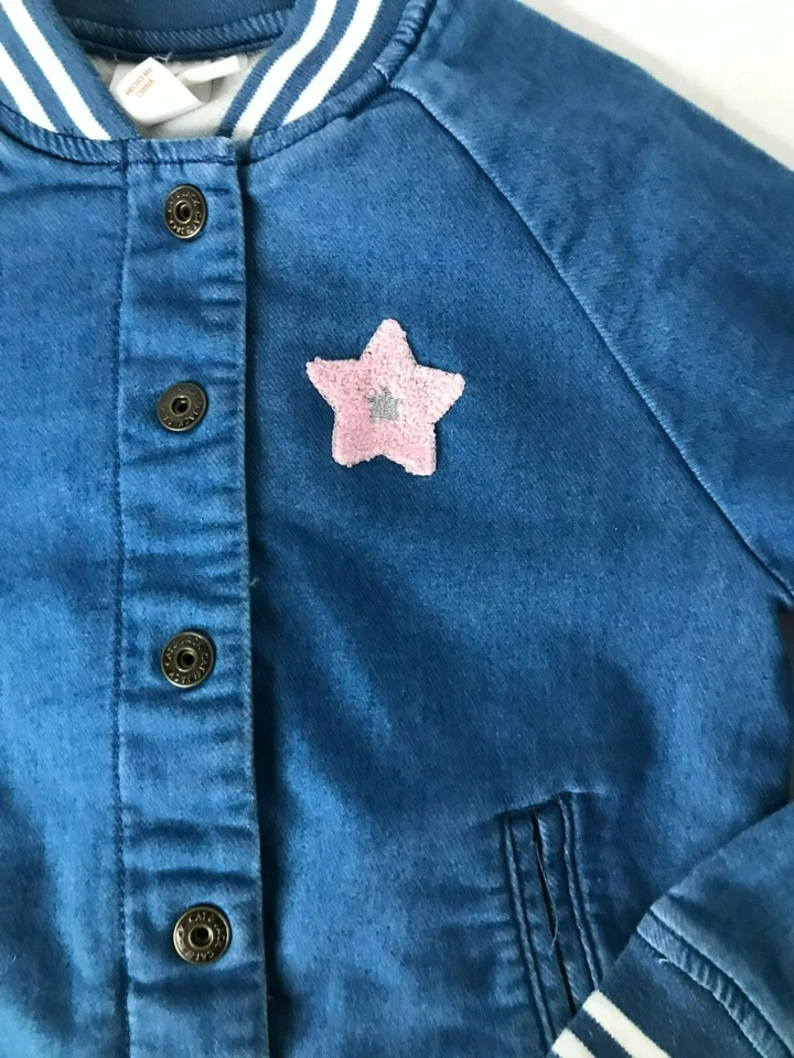 Chaqueta vaquera Jack & Cat para niñas talla pequeña con bolsillos gráficos cierre a presión  Foto 4 de 4