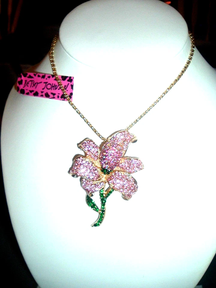 COLLAR Colgante Betsey Johnson A ÚNICO ROSA/ROSA CRISTAL TALLOS DE FLORES Oro Nuevo con Etiquetas Foto 2 de 4