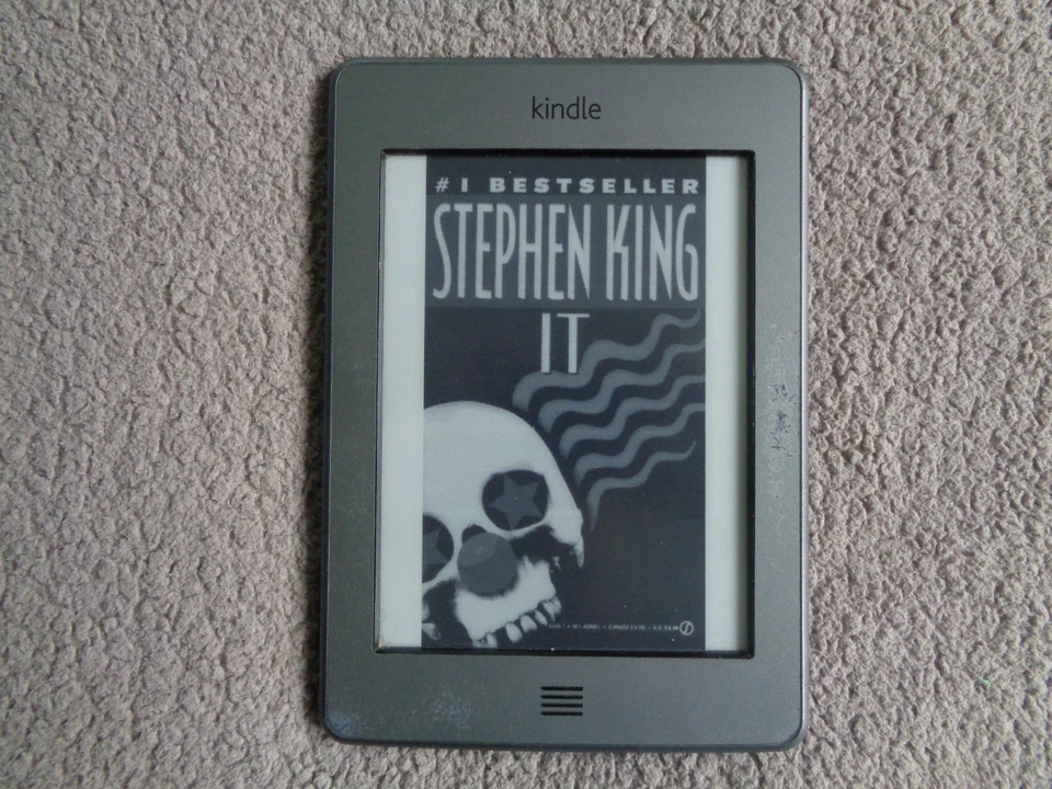 Amazon Kindle Touch 4th Generation 4GB e-reader with over 1400 Books - Image 2 of 4