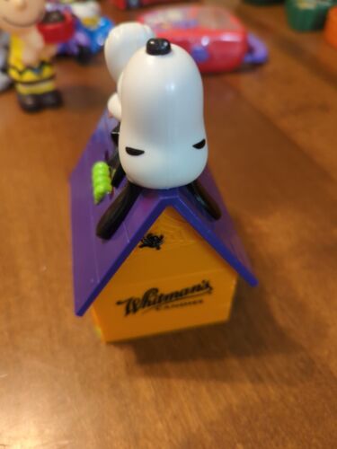 Caramelle Whitman Halloween Bank Snoopy come Dracula sulla cuccia viola e arancione - Foto 2 di 7