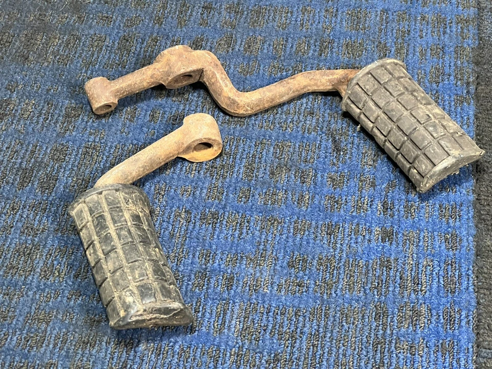 Hervidor de agua Suzuki GT750 Water Buffalo estriberas izquierda y derecha conductor delantero Foto 2 de 4