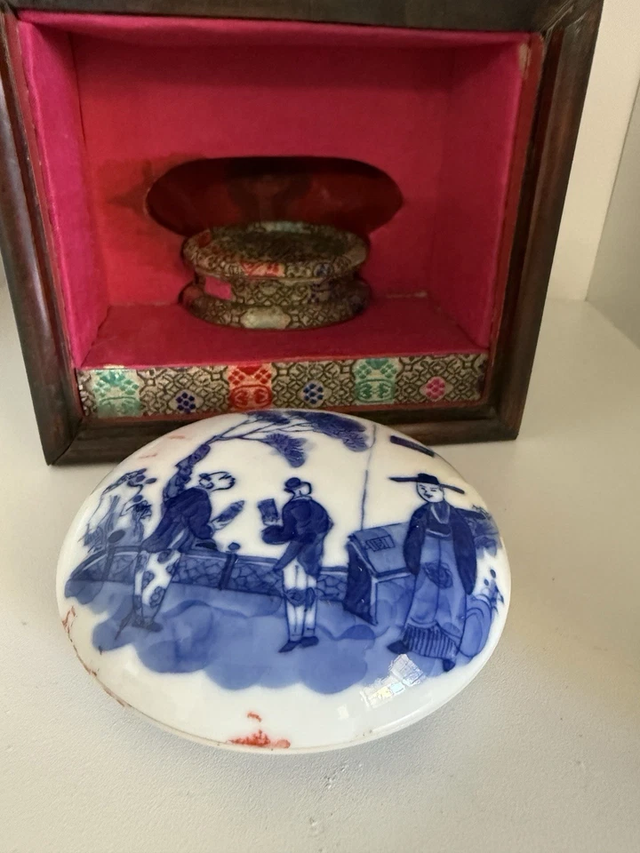Antigua caja de almohadillas de tinta china azul y blanco Foto 3 de 4