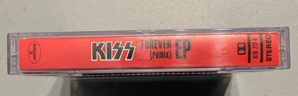 Lot of two 2 KISS Cassettes Smashes, Thrashes & Hits and Forever (remix) EP - Image 2 of 4