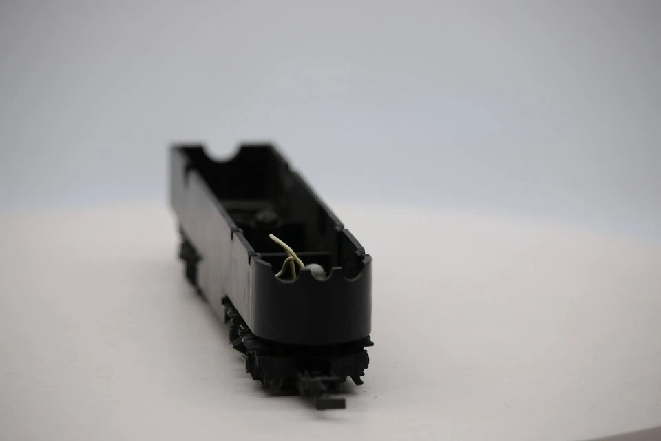 HO SCALE LOCOMOTIVE FRAME WITH INTERIOR PARTS. NO SHELL. - Image 3 of 4