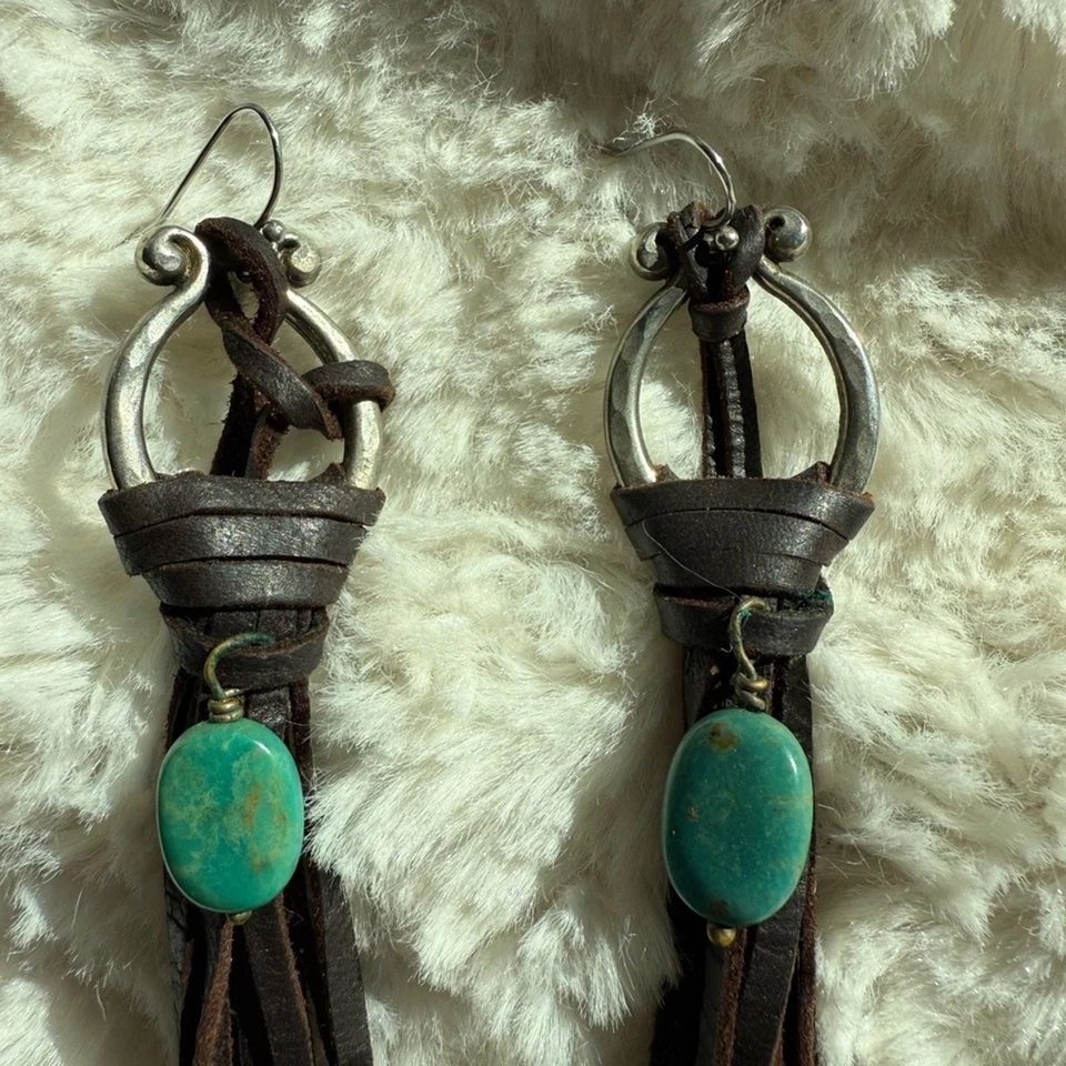 Pendientes bohemios de borla de cuero real y turquesa Foto 2 de 4