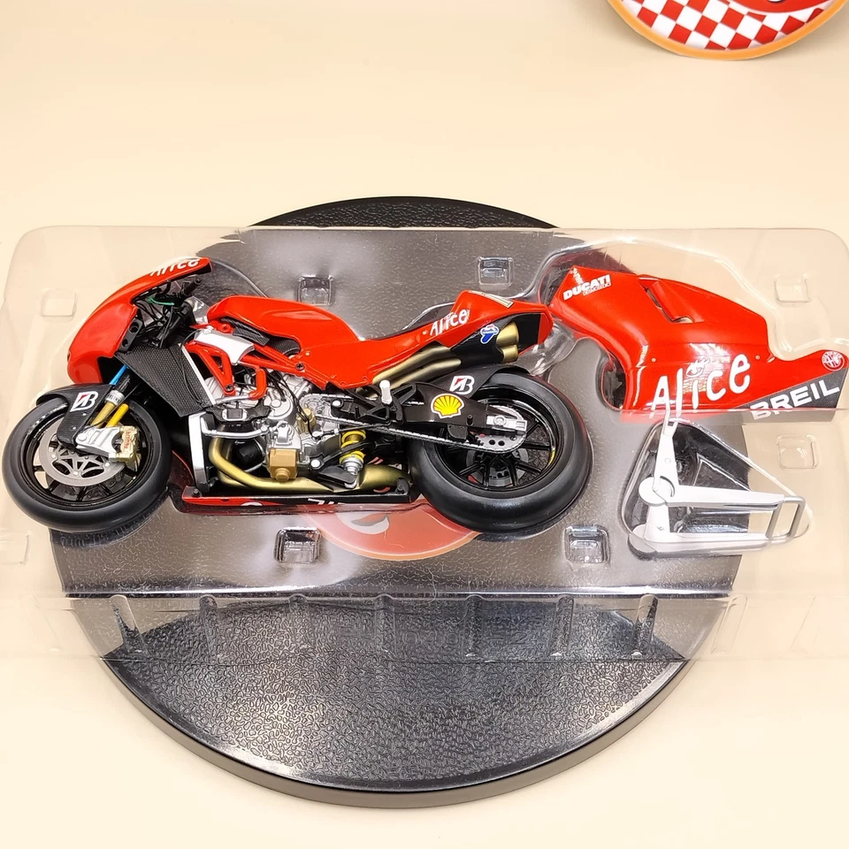 MINICHAMPS 1/12 Ducati Desmosedici MotoGP Valencia 2006 Troy Bayliss 122060012 - Image 3 of 4