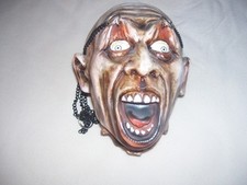 Hängender Horror- Kopf mit Kette