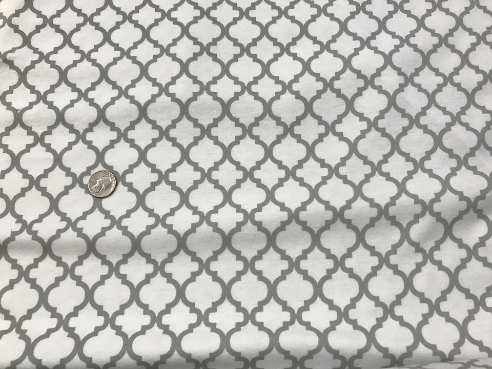 Tela Bebé Damasco Gris sobre Franela Blanca Pesada 1/4 Yarda Foto 3 de 3