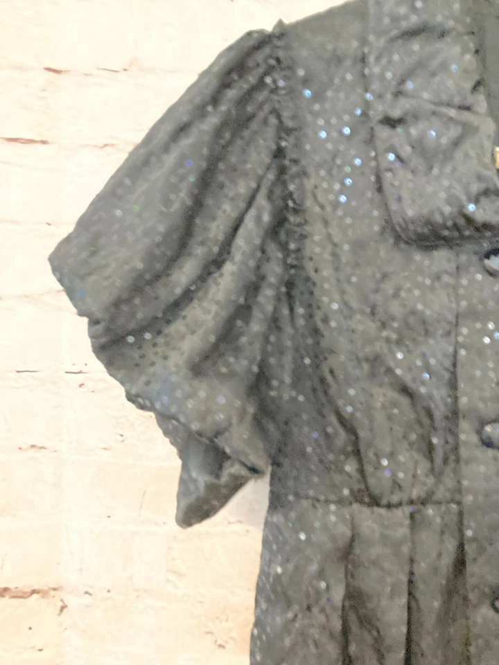 Babydoll Simon Chang Top Mujer 6 Negro Satinado Lentejuelas Botón Delantero Manga Abullonada Foto 4 de 4