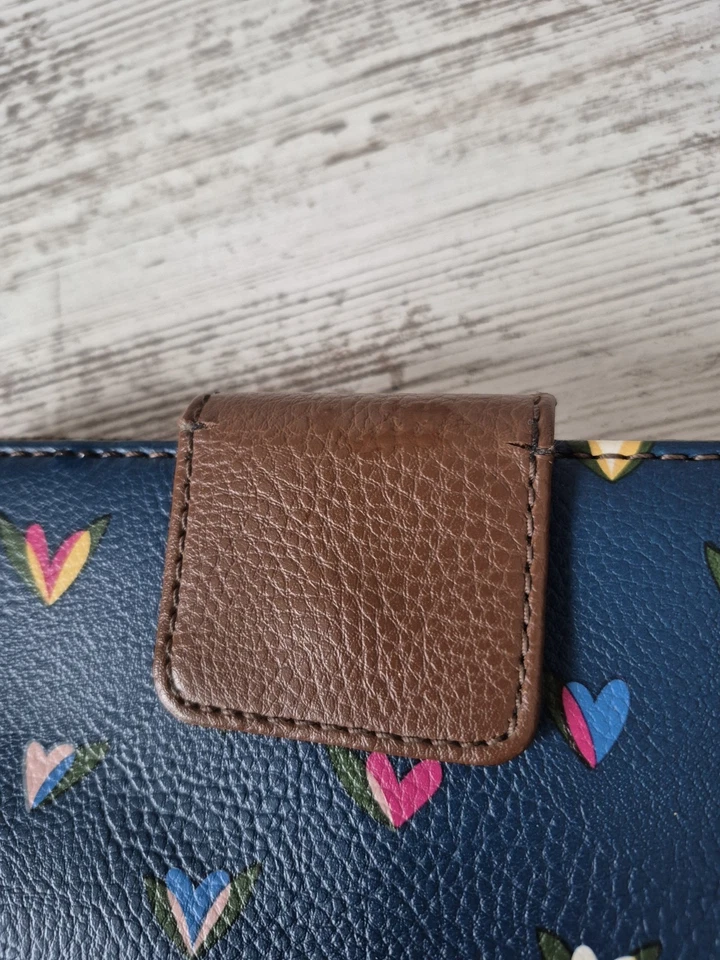 Cartera sin asas Fossil Madison azul con corazones imitación cuero para mujer Foto 2 de 4