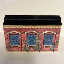 Thomas  Friends Wooden Railway - SPECIAL ENGINE SHED - 1994 AUTHENTIC ORIGINAL