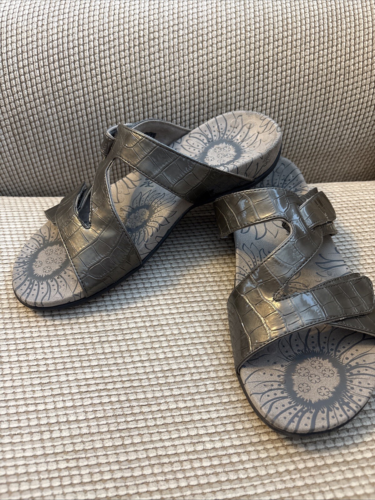 Vionic Lauren Sandals Women's size 9 Wide Gray Croc Shiny Slip On EUC