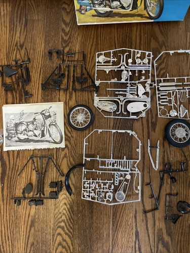 Revell H-1230 Triumph Tiger 100 Motorrad Maßstab 1:8 komplett ansehen - Bild 3 von 8