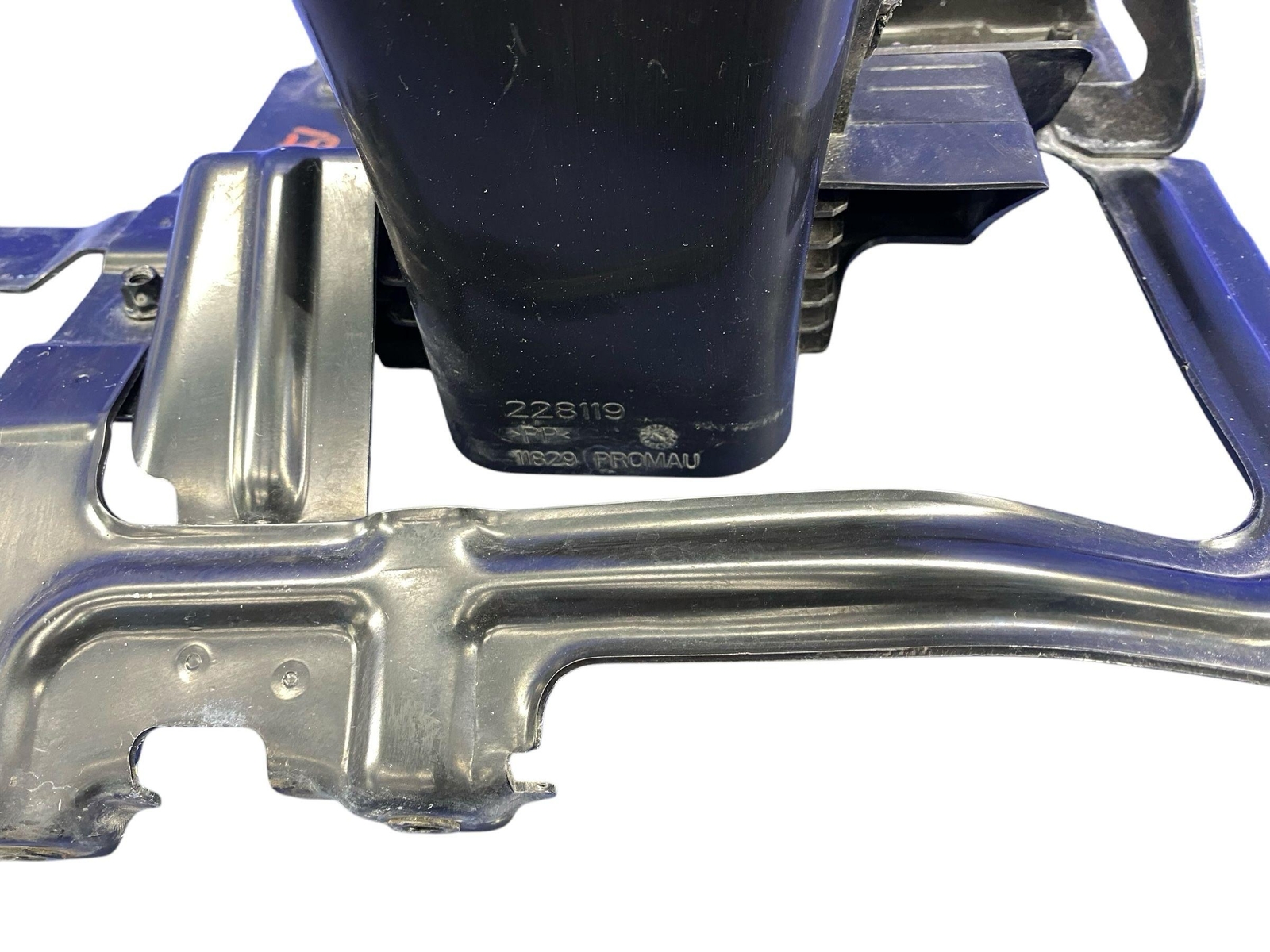 2013 FERRARI CALIFORNIA FRONT RIGHT BRAKE AIR INTAKE DUCT BRACKET MOUNT 228119