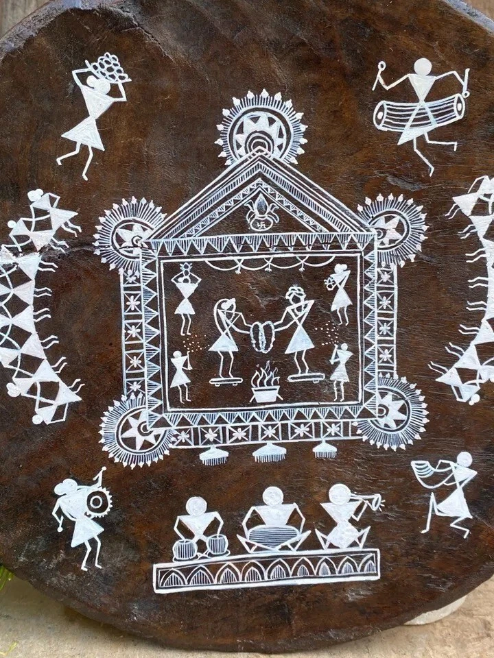 Arte Warli tribal hecho a mano ceremonia de boda en antiguo plato de madera colgante de pared Foto 3 de 4