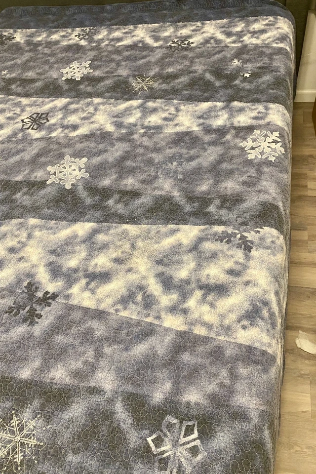 Quilt Dark Blue Navy Winter Snowflake Theme Farmhouse Full Size VERY GOOD Heavy - Image 4 of 4