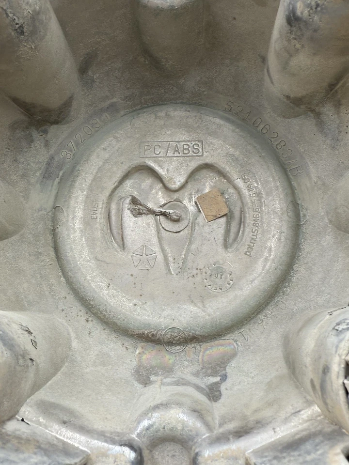 1994-1999 Dodge Ram 2500 98-03 Dodge Van tampa central cromada 52106283AB FABRICANTE DE EQUIPAMENTO ORIGINAL - Imagem 4 de 4