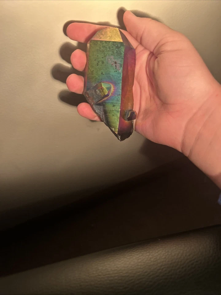 Cuarzo con aura arco iris jugado de titanio - mineral curativo iridiscente Foto 4 de 4