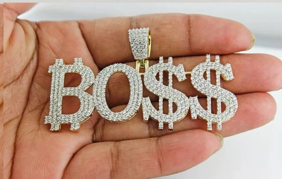 Colgante de cadena BOSS de diamante simulado de corte redondo de 2,80 quilates chapado en oro amarillo de 14 quilates Foto 2 de 4