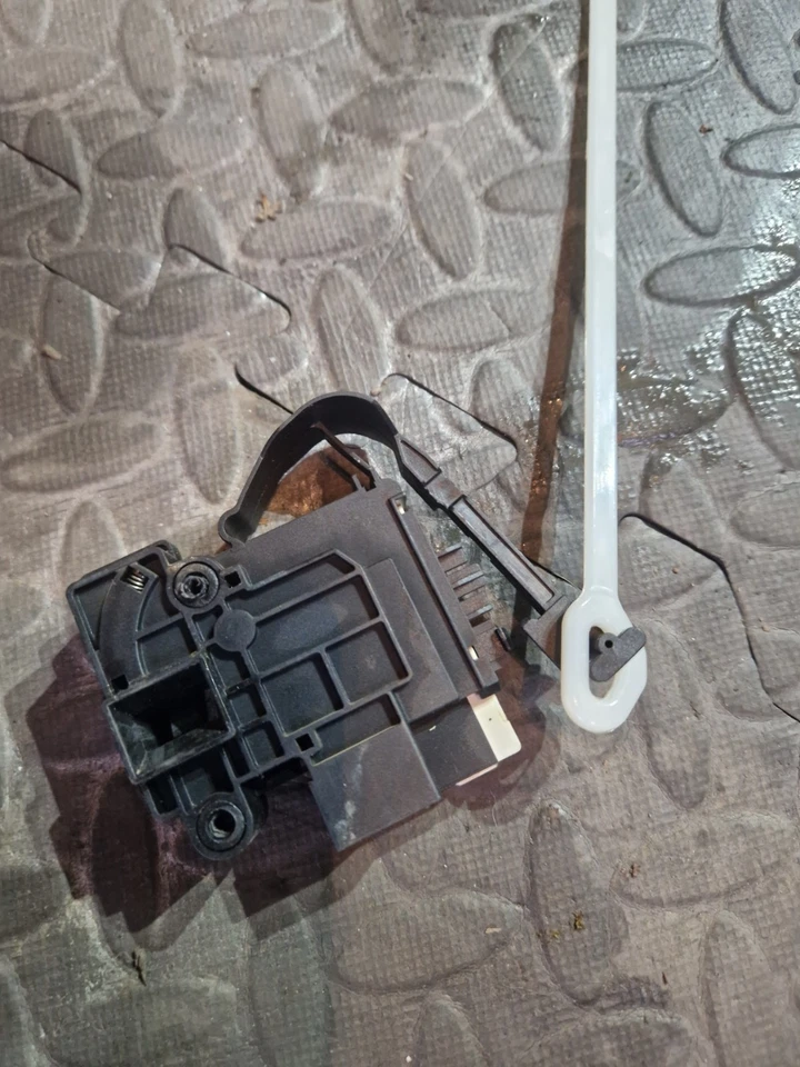 Hisense Washer Dryer Combo WDBL1014VT door lock mechanism with manual release - Image 2 of 3