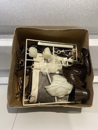 Aurora #481 1972 HUNCHBACK W/GLOW In the Dark Parts Open Boxed Model Kit - RARE - Picture 2 of 3