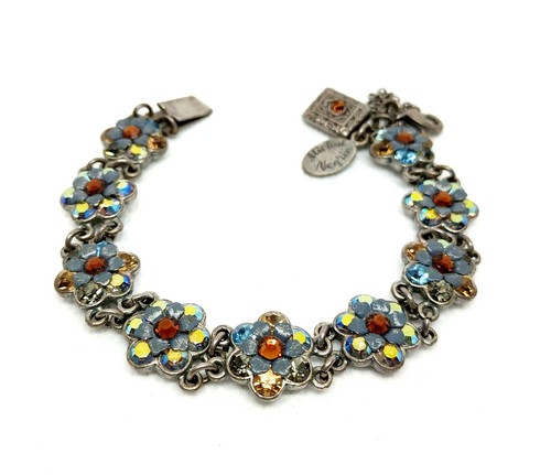 Hermoso Brazalete de Flores de Cristal Gris Claro Michal Negrin. - Imagen 2 de 8