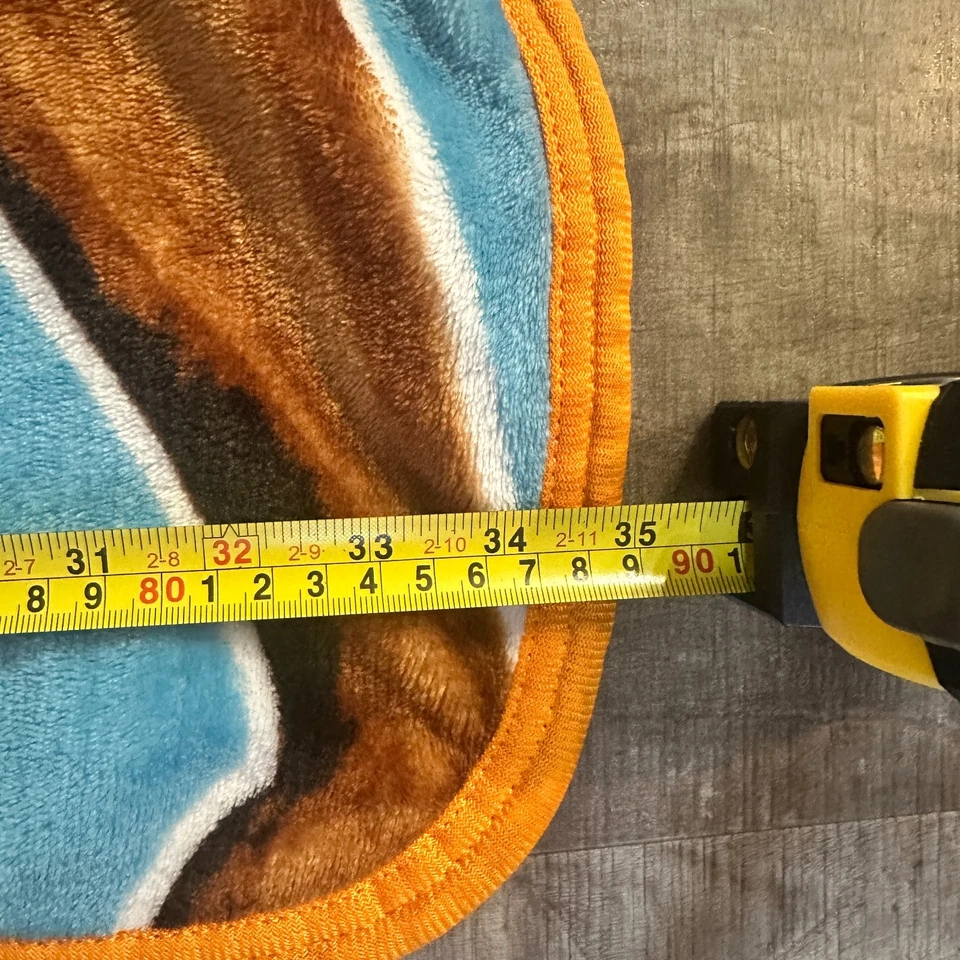 Manta polar de baloncesto multicolor Space Jam Tune Squad Lebron James Foto 3 de 4