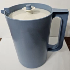 NEW vintage TUPPERWARE ctry blue 2 QUART PITCHER push button LID tight seal 1676