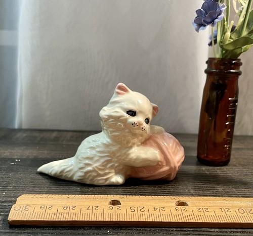 DE COLECCIÓN PORCELANA OJOS AZULES GATO/GATITO BLANCO CON BOLA DE HILO ROSA - Imagen 2 de 6
