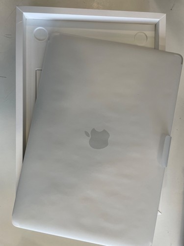 MacBook Pro 13.3" (256GB SSD, Apple M2 8 GB, Plateado (MJ26) - Imagen 5 de 6