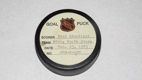 1973-74 Fred Stanfield Minnesota North Stars Juego Usado Gol Disco Marcado - Sellos - Imagen 2 de 3