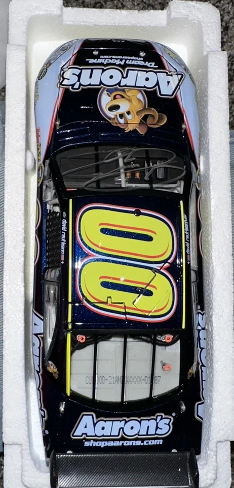 2010 David Reutimann #00 Aaron's 1/24 Action NASCAR autografado - Imagem 2 de 4