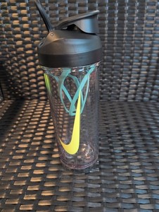 Nike Men’s TR Recharge Shaker Bottle, 24oz, Black/Clear Mixer Bottle