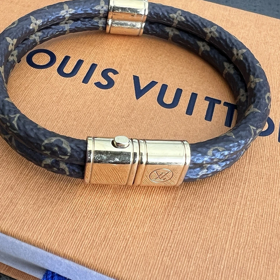 Louis Vuitton Auténtico Monograma Doble Envoltura Pulsera con Dije Foto 3 de 4