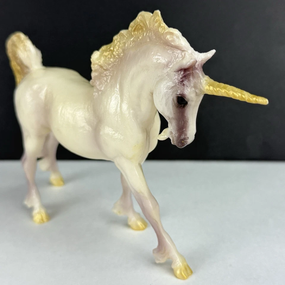 Breyer Paddock Pals 独角兽薰衣草黑脸阴影金角 6 英寸长 4.5 英寸 Ta — 第 2/4 张图片