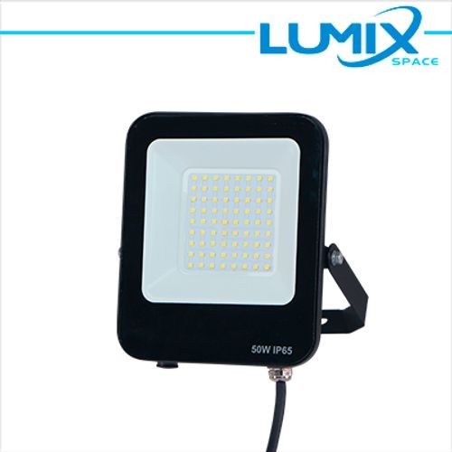 Faro LED Esterno 50W IP65 120°: Illuminazione Potente per Grandi Spazi