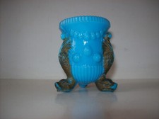 Ancien vase tripode en opaline bleu à décor de dauphins