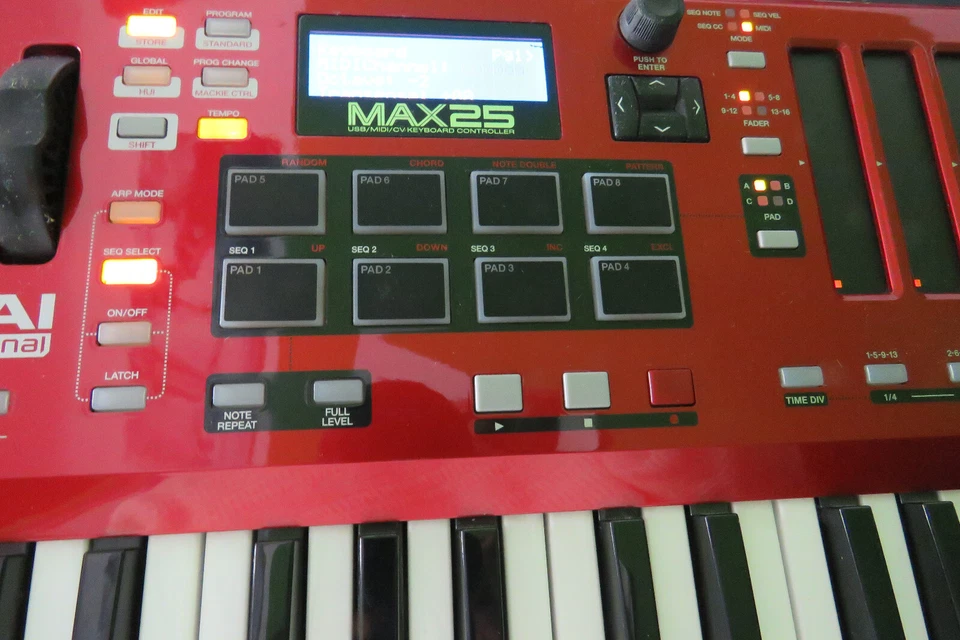 Akai Professional Max 25 - Compact USB/MIDI/CV Keyboard Controller - Bild 2 von 4