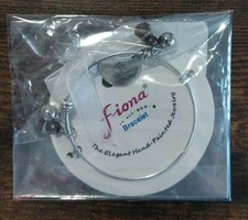 Brazalete de alambre Karma Charm con dijes de Fiona Accesorios