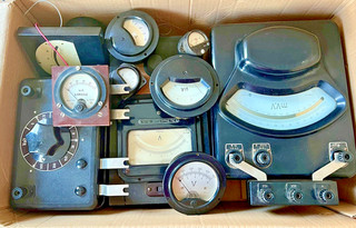 10 alte Messgeräte im Karton
