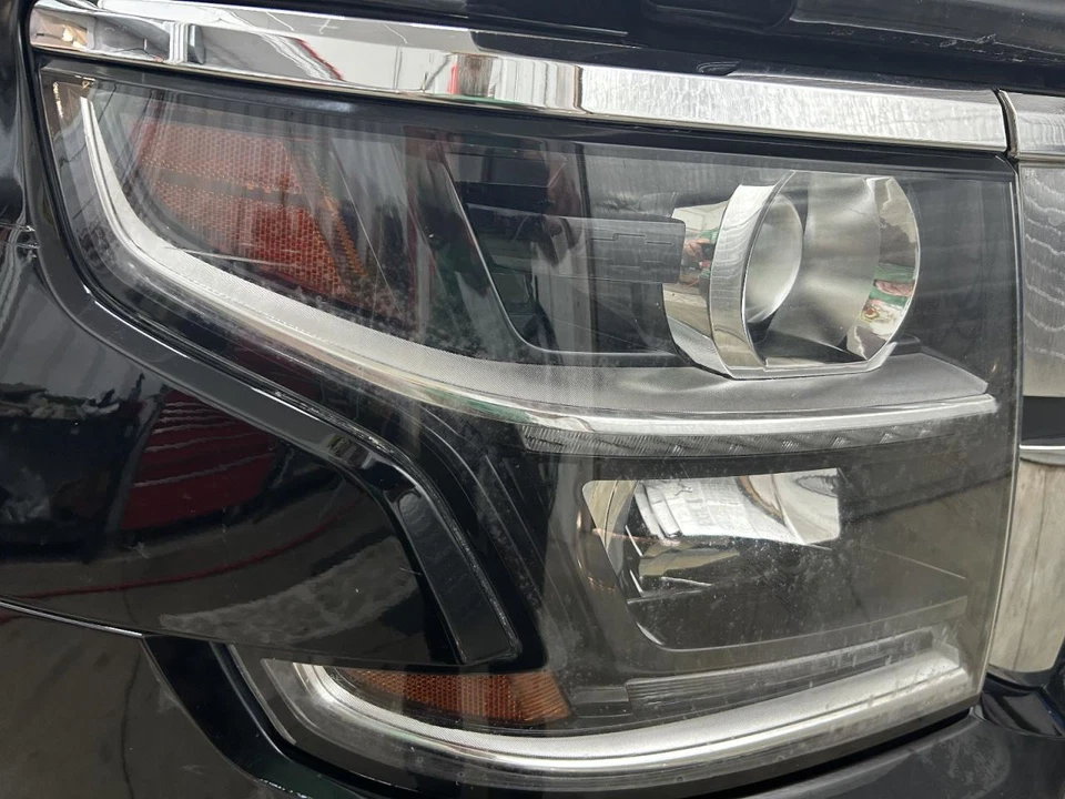 Faro derecho Chevrolet Tahoe 2015-2016 pasajero sin HID Foto 2 de 4