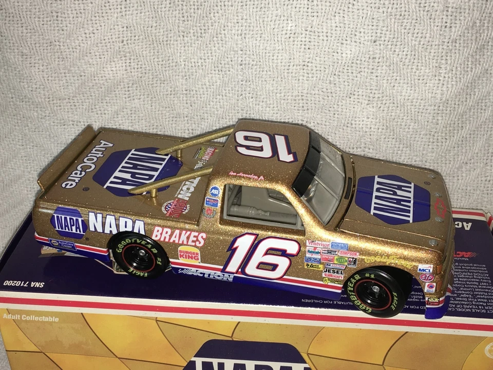 Camión Chevy Action #16 Ron Hornaday Napa Gold 1/24 1997 completo en caja Foto 2 de 4