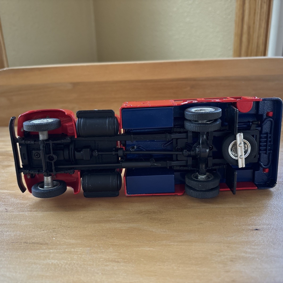 Die-Cast Mobil Mobilgas Tanker Truck 8