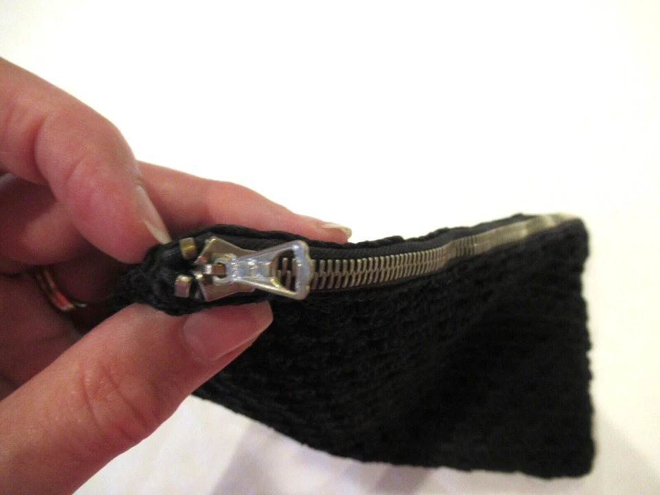 Bolso de Cosméticos Negro Crochet Completamente Forrado y Monedero a Juego, c. Años 70 Foto 4 de 4